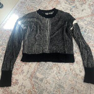 Vintage black and white sweater 🖤. No tag, but fits small/ M